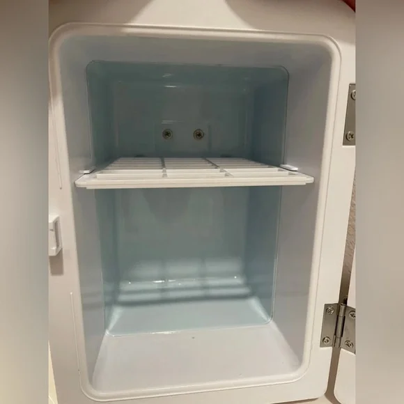 PINK FRIGIDAIRE RETRO MINI FRIDGE + PLUG - Picture 6 of 11